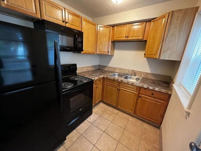 Building Photo - 2 BEDROOM 1 BATHROOM TOWNHOME CLOSE TO WAR...