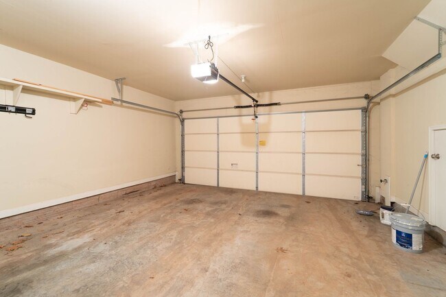 Building Photo - Stunning Centreville Townhome With Excellent Commuter Access