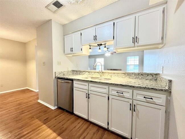 Building Photo - 1231 Dallas Dr