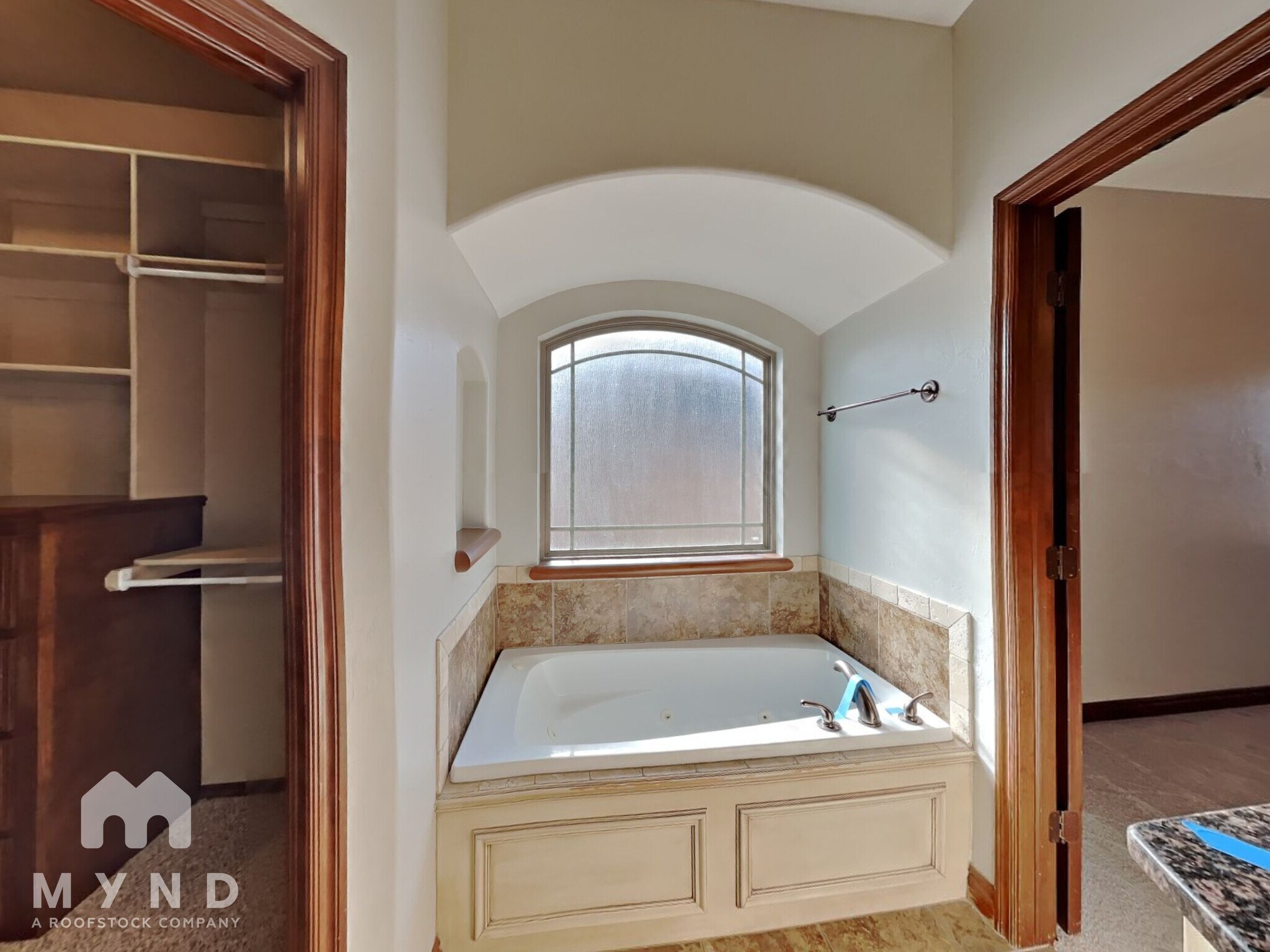 Building Photo - 6001 Bentwood Dr