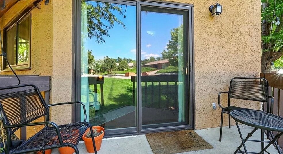 Building Photo - 821 Pebblewood Dr