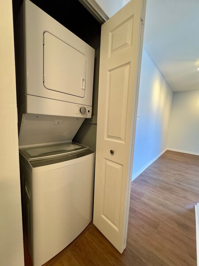 Building Photo - Charming 2 Bedroom/1 Bathroom Apartment in Mt Washington, MD!
