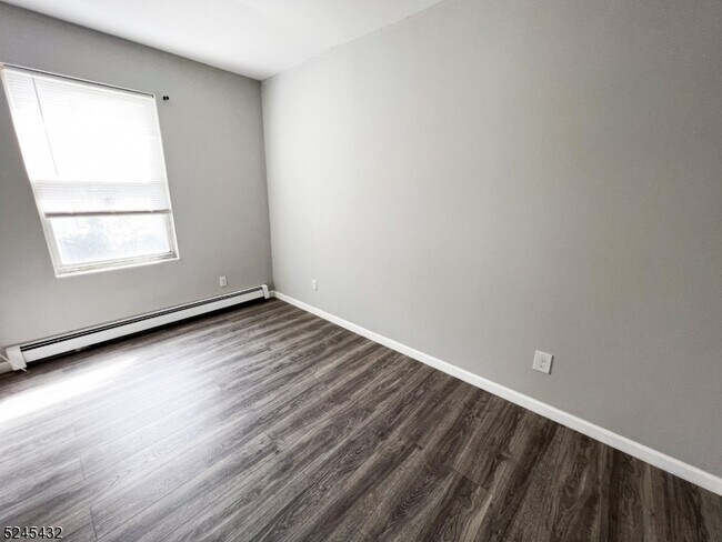 Building Photo - 422 Halsted St