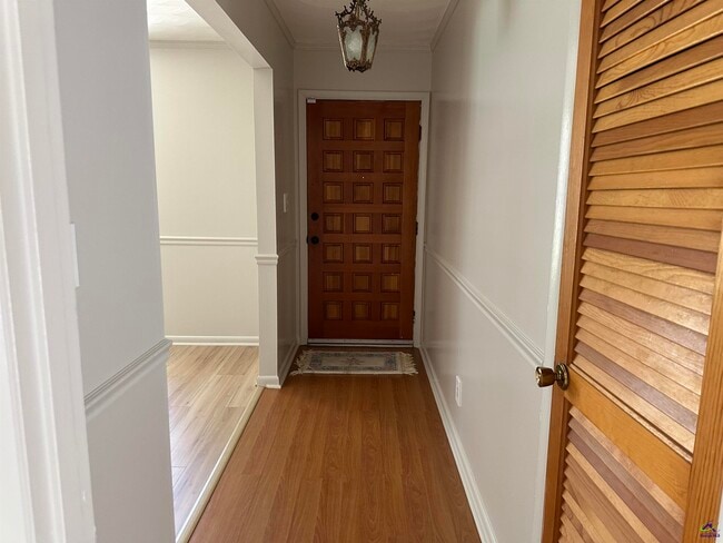 Building Photo - 1218 Creekwood Dr