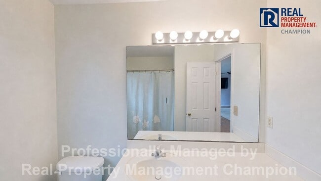 Building Photo - 3 BD/2 BA Open Plan with Vaulted Ceiling in Ogden