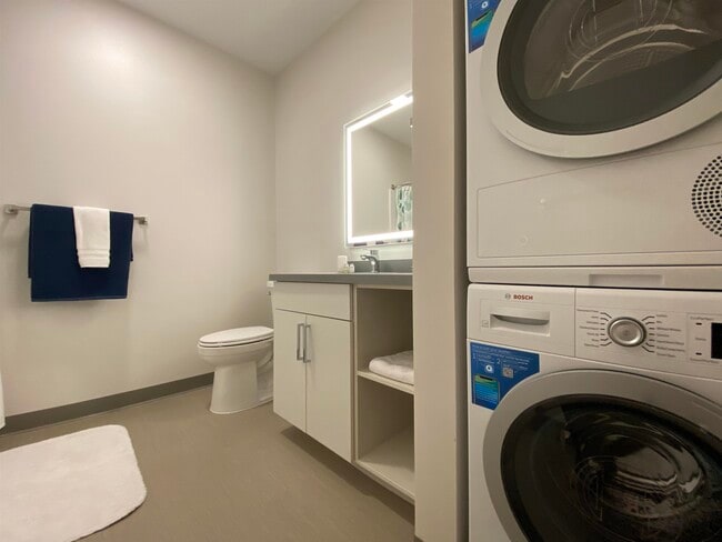 Building Photo - 409 Elm St