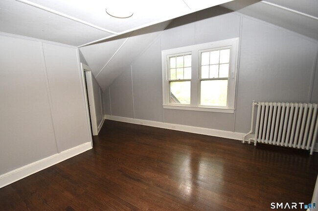 Building Photo - 880 S Quaker Ln