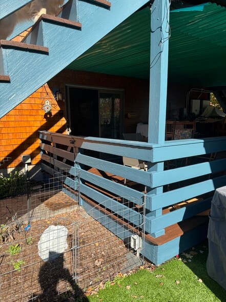 Private entrance and deck - 421 Oakhill Ave