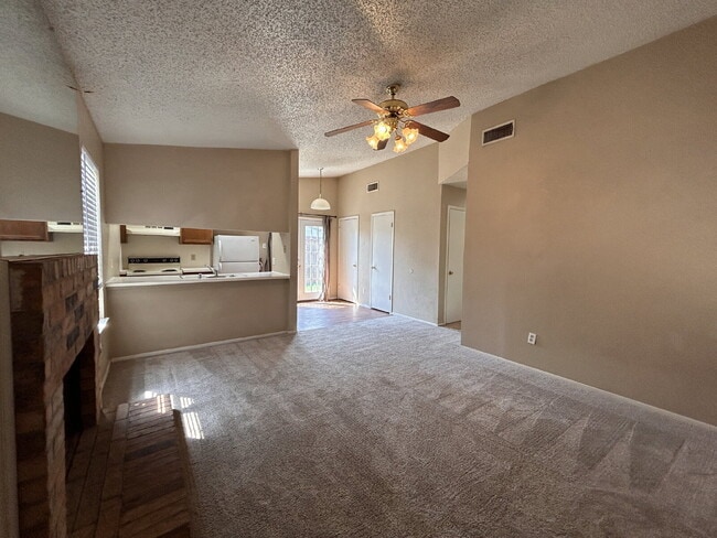 Building Photo - Cute 2\1 Duplex in Whisperwood