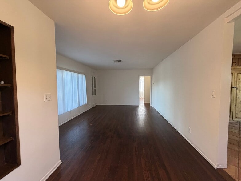 Building Photo - Charming 3BD Pool Home in Van Nuys | 2-Car Garage + Washer/Dryer + Central A/C