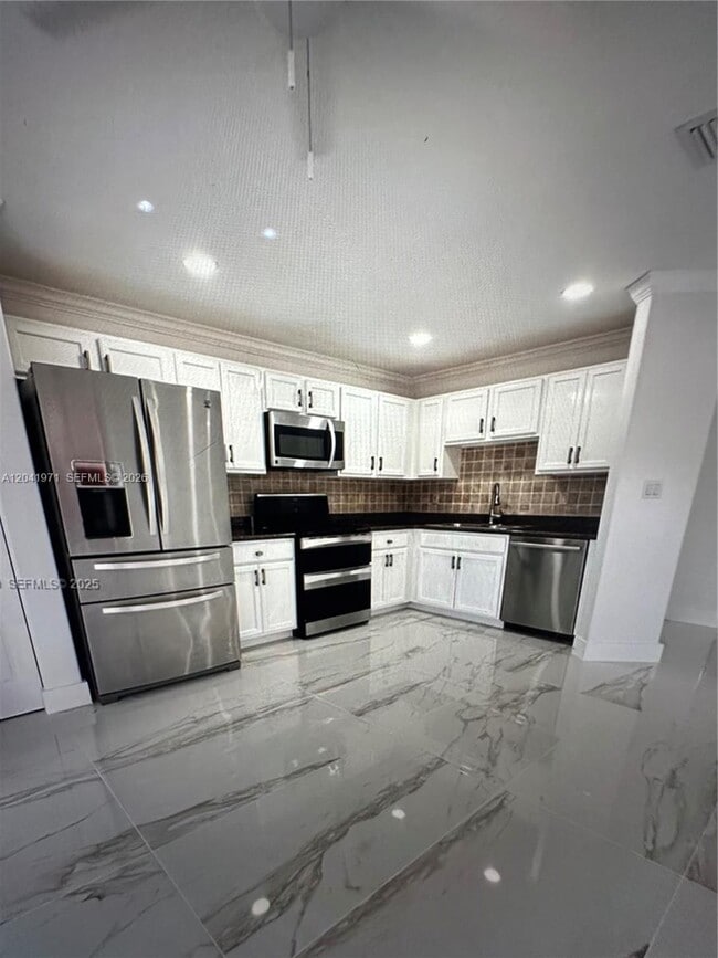 Building Photo - 7001 SW 164th Ct