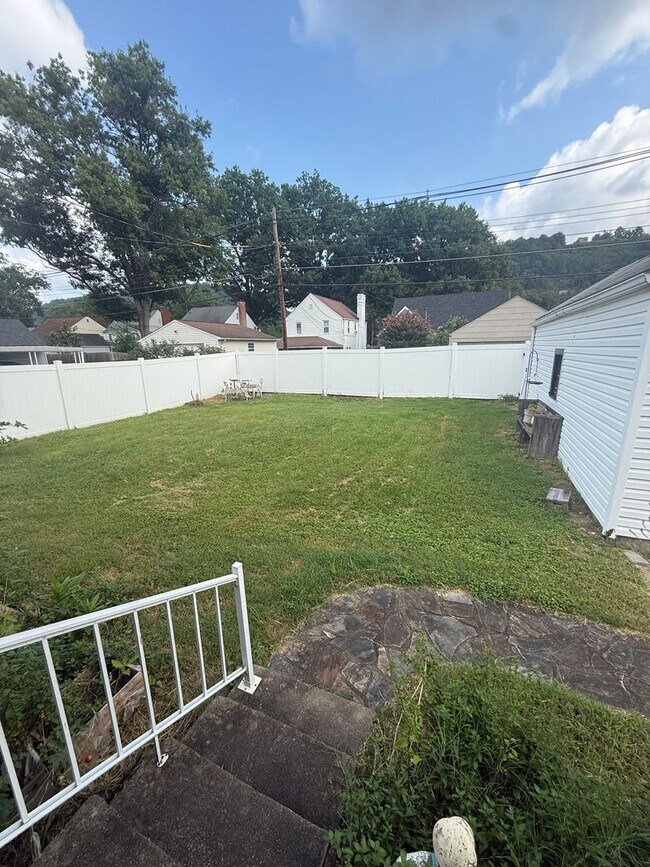 Building Photo - Fully Furnished Short Term Rental Home