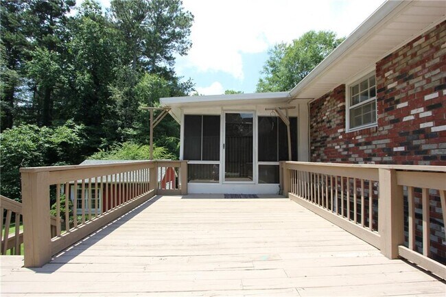Building Photo - 2944 Piedmont Dr