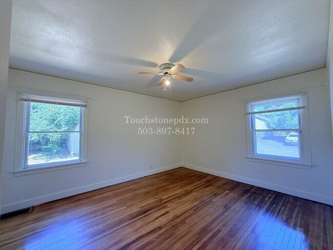 Building Photo - MOVE IN SPECIAL! ONE MONTH FREE! Timeless SE Portland 3 Bed Home w/Backyard, Hardwood Floors, & B...