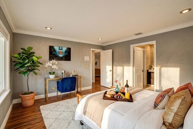 Building Photo - 5841 Bayview Dr