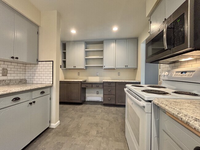 Building Photo - 1309 E 30th Ave