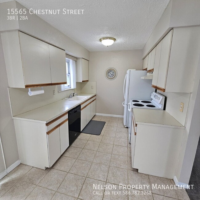 Building Photo - 15565 Chestnut St