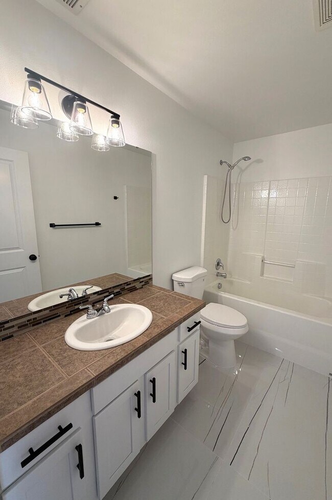 Building Photo - Newly remodeled 4 bedrrom 2.5 bathroom