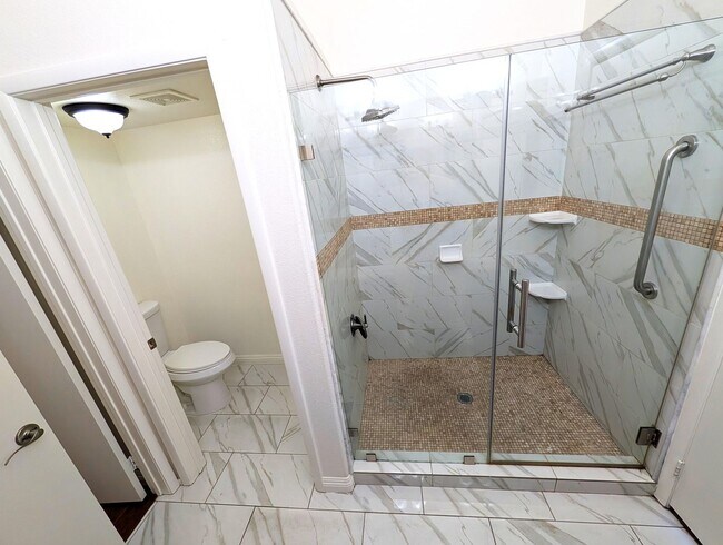 Building Photo - INVITING CONDO WITH OPEN FLOOR PLAN IN NORTHEAST LAS VEGAS