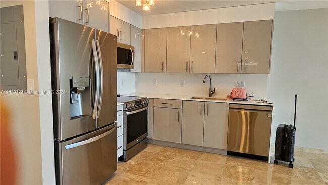 Building Photo - 100 Bayview Dr