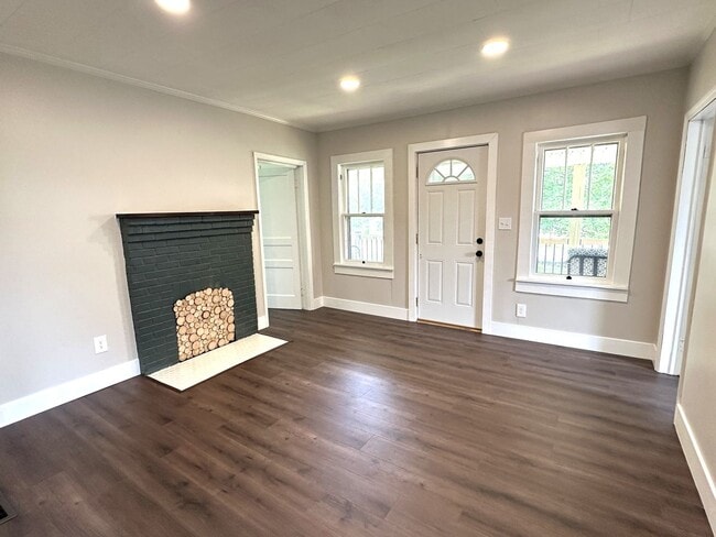 Building Photo - IMMACULATE, completely remodeled, one leve...