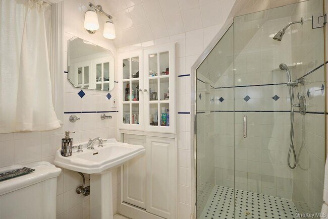 Building Photo - 4 Glenwolde Park