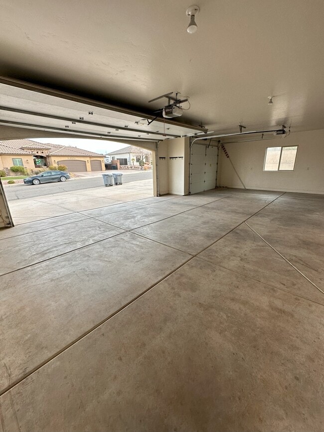 Building Photo - 1038 E Stable Way