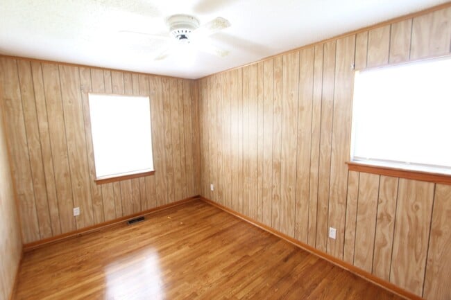 Building Photo - 3 Bedroom 1 Full Bath + Picture Perfect In & Out! You will LOVE IT!!