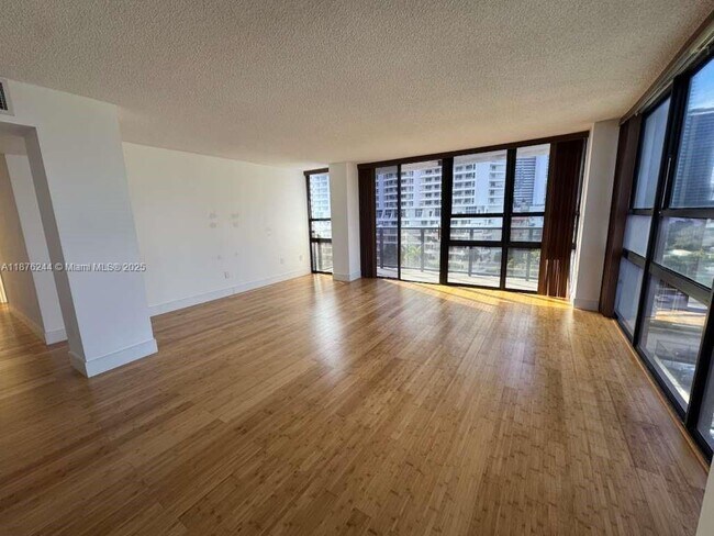 Building Photo - 600 NE 36th St