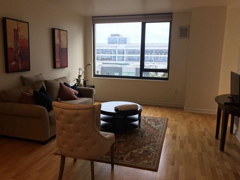 Building Photo - 260 King St