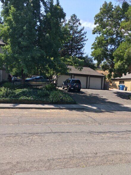 garage parking area - 2258 Mesquite Dr