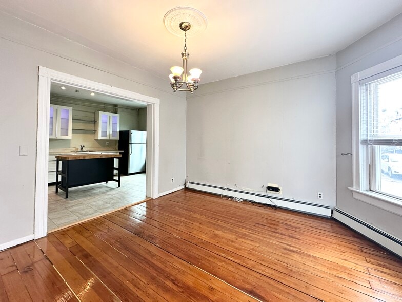 Building Photo - 48 America St