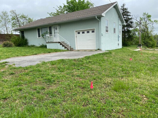 Building Photo - Newly renovated- Modern Convenience