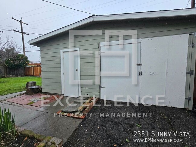 Building Photo - 3/2 With Office, Yard, Pets Negotiable