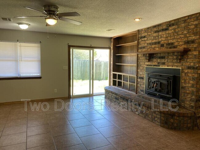 Building Photo - 429 E Hillcrest Ln