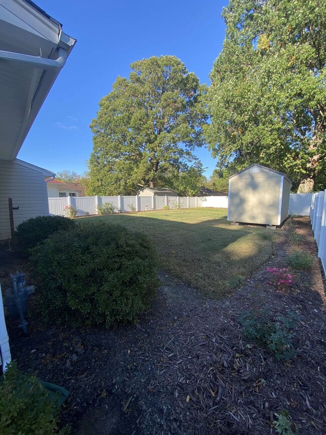 Building Photo - 3 bed, 2 Bath Ranch with Fenced Yard in Aw...