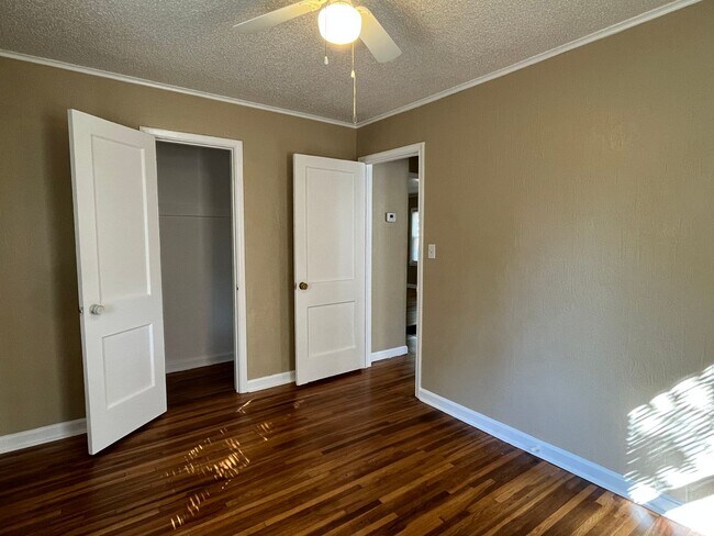 Building Photo - 3 bedroom near Riverside Parks Trail!!
