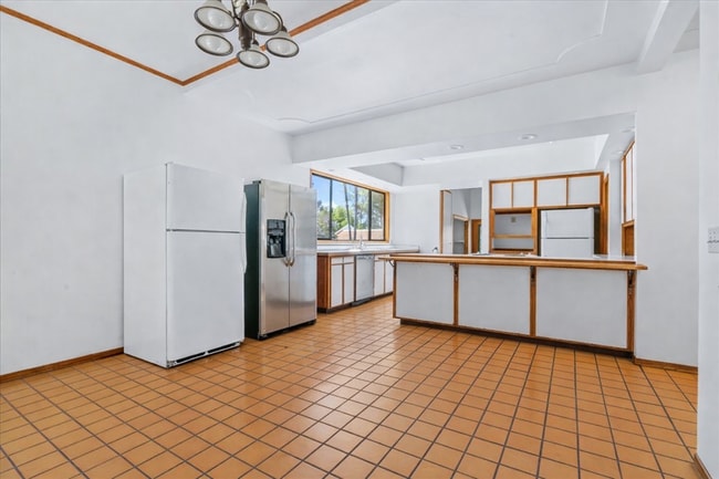 Building Photo - 561 Luneta Dr