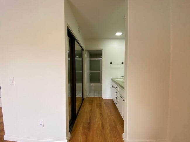 Building Photo - Lovely 2Bedroom, 2 Bathroom Condo!