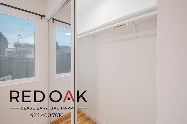 Building Photo - 856 W 47th St