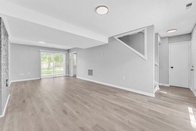 Building Photo - *NEWLY RENOVATED* 2 Bedroom Townhouse in D...