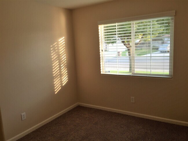 Building Photo - Beautiful 3 Bed 2 Bath in Riverlakes Community - Northwest Bakersfield- $2,350 Rent