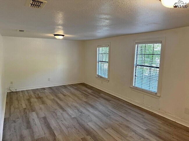Building Photo - 1604 Blonde St