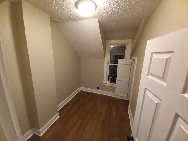 Building Photo - Duplex...3 Bedroom 1 Bath
