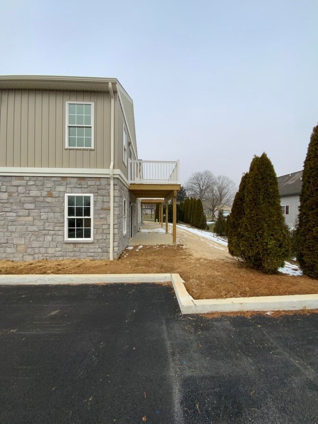 Building Photo - 200 Larkspur Ln
