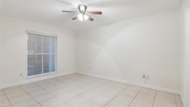 Building Photo - 875 Riverside Dr
