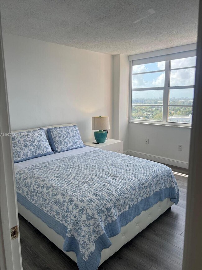 Building Photo - 1351 NE Miami Gardens Dr