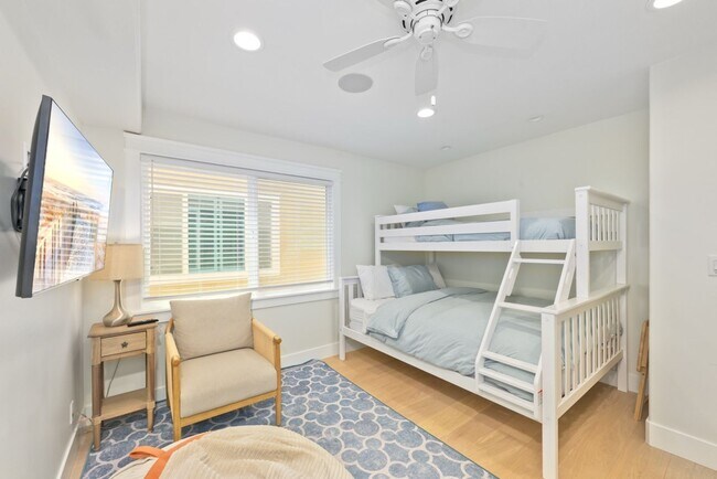 Building Photo - Coastal Furnished Extended Stay Home | Newport Beach Balboa Peninsula
