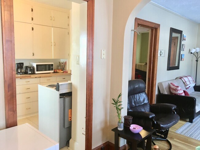 Building Photo - 908 E 4th St