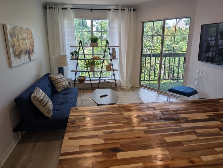 Building Photo - 18333 Roehampton Dr